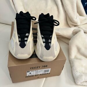 Yeezy Boost 700 V3 Sz 6 Azael color